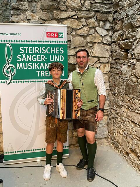 Matthias Moritz mit seinem Musiklehrer Andreas Amreich. | Foto: Musikschule Voitsberg