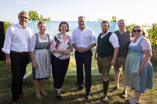 Von links: Landwirtschaftskammer-OÖ-Präsident Franz Waldenberger, LKOÖ-Vizepräsidentin Rosemarie Ferstl, OÖ-Bauernbund-Landesobfrau Landesrätin Michaela Langer-Weninger, Bundeskanzler Karl Nehammer, Bauernbund-Bezirksobmann Christian Lang, OÖ-Bauernbund-Direktor Wolfgang Wallner und Bezirksbäuerin Katrin Schober. | Foto: Bundeskanzleramt