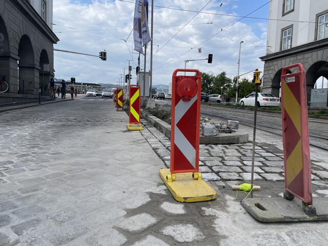 Die Grüninsel am Hauptplatz wird etwas schmäler, um Platz für einen neuen Radweg zu schaffen. Die Bauarbeiten sind demnächst abgeschlossen. | Foto: MeinBezirk