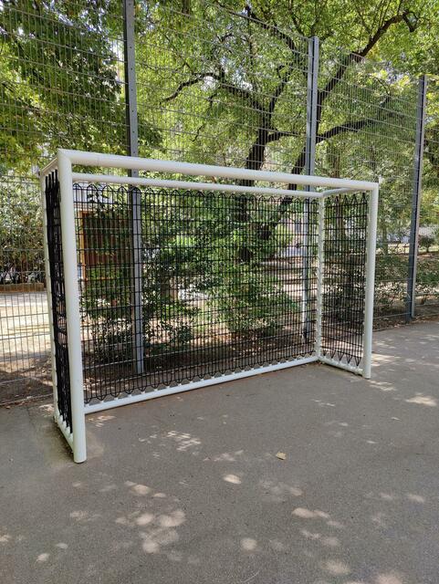 Im Albert-Dub-Park gibt es neue Fußballtore. Sie wurden auf Wunsch der Kinder umgesetzt.  | Foto: MA42