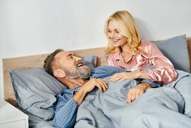 Ein erfülltes Sexualleben muss mit den Wechseljahren nicht enden. Auch bei Scheidentrockenheit gibt es Mittel und Wege. | Foto: LightField Studios/Shutterstock