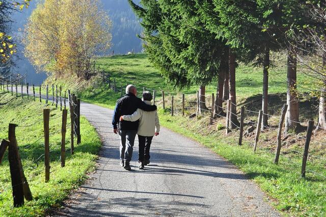 Eine Bewegungseinheit von 20 Minuten täglich ist empfehlenswert. Das kann unter anderem ein Spaziergang sein. | Foto: Pixabay