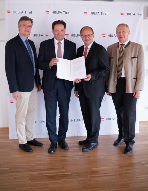 Ronald Zecha (Direktor HBLFA Tirol), Bundesminister Norbert Totschnig, Helmut Petschar (Präsident des Milchverbandes Österreich), Johann Költringer (Geschäftsführer des Milchverbandes Österreich) | Foto: BM für Landwirtschaft