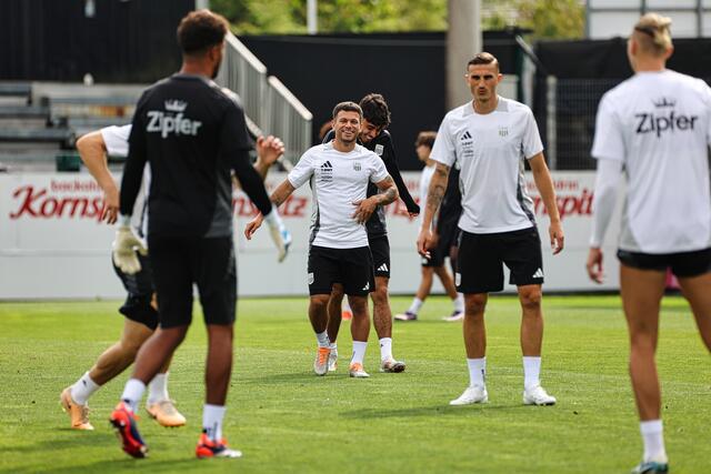 Sascha Horvath war begeistert: Bekommen die Linzer Fans ab morgen bis ins neue Jahr hinein die Europa League-Hymne zu hören? | Foto: Reischl