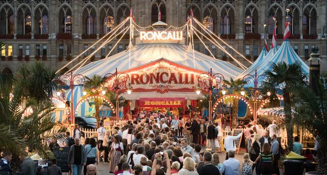 Das Circus-Theater Roncalli kommt heuer wieder nach Wien und stellt sein ikonisches Zelt am Rathausplatz auf. 