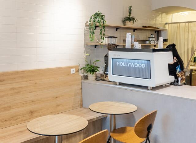 Die Einrichtung des Lokals ist bewusst modern-japanisch und minimalistisch gewählt. | Foto: Café Choi
