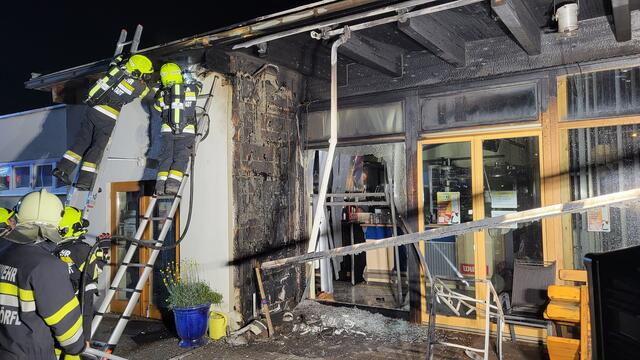 Die Tennishalle beim Sportzentrum stand in Flammen. Die Freiwillige Feuerwehr rückte in der Nacht aus. | Foto: FF Kindberg-Stadt
