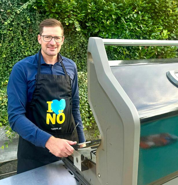 Bürgermeister Roman Kosta schmeißt den Grill an. | Foto: Kosta