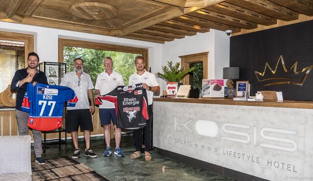 Die Übergabe der Trikots erfolgte im Kosis-Lifestyle-Hotel in Fügen.  | Foto: Taferl/Filmingpool