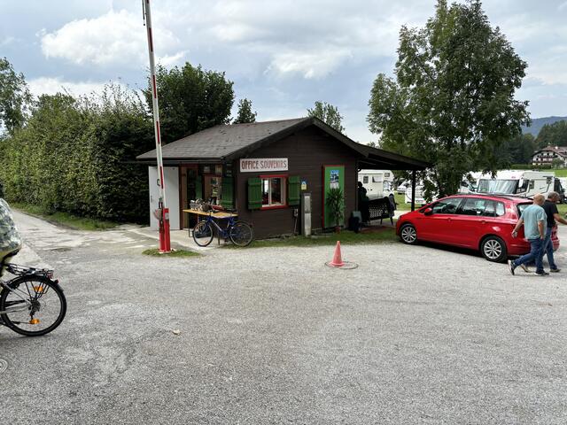 Das Büro des Campingplatzes Schloss Aigen, hier heißt es "Bitte anmelden". | Foto: Schrofner