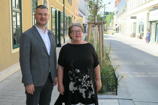 Eisenbock und Kohl (re.) stellten Mängel in der Gasse fest.  | Foto: Patricia Hillinger/MeinBezirk