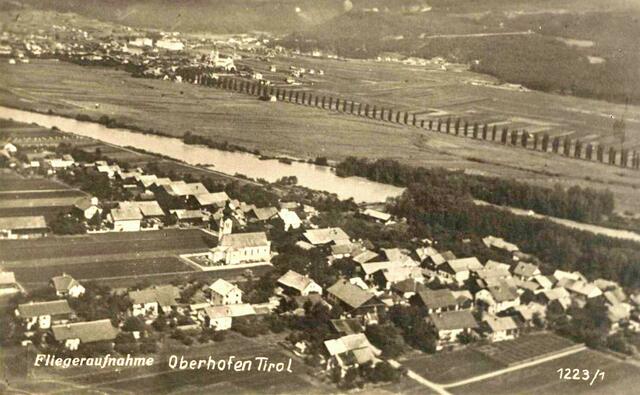 Auch auf dieser Fliegeraufnahme in der Zwischenkriegszeit über Oberhofen ist die markante Allee-Straße in Telfs zu sehen. | Foto: Chronikarchiv Telfs
