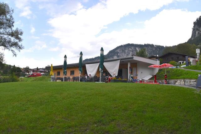Die Seeterrasse am Kiosk des neuen Strandbades Ost wird auch an bewölkten Tagen gerne von Besuchern genutzt.  | Foto: Barbara Fluckinger