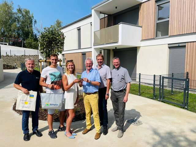 Feierliche Schlüsselübergabe an die Mieter der neu errichteten Anlage. | Foto: Schultes