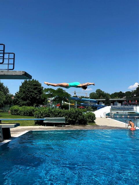  Mit 67 Jahren, Isolde König bei einem ihrer Kunstsprünge im Schärdinger Stadtbad, voll entspannt in der Waagrechte. | Foto: Gruber