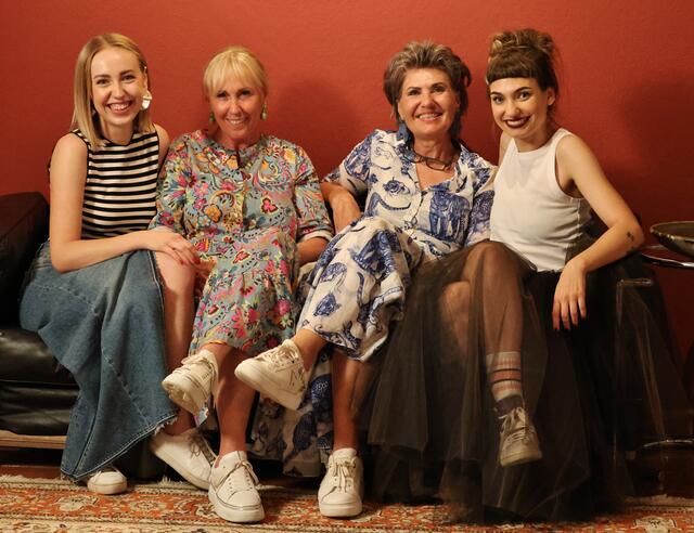 Freundinnen (v.l.): Katharina und Eva Thomanek, Karin und Anna Buchegger.  | Foto: Maria Tiefenbacher-Schöndorfer, 2024