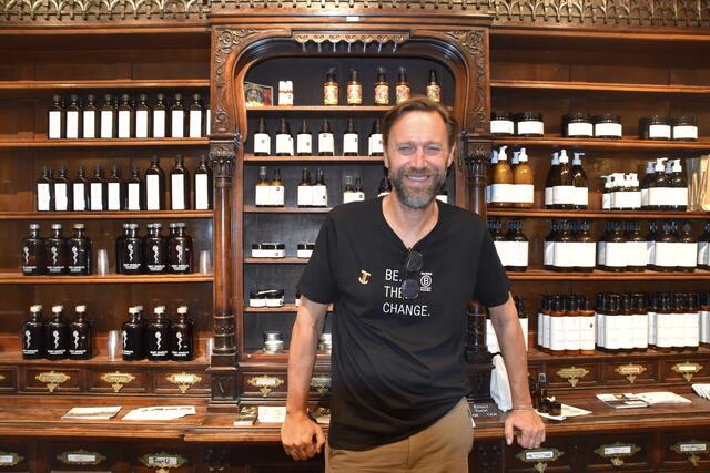 Alexander Ehrmann wusste schon immer, dass er nicht im weißen Kittel nur Arzneimittel herausgeben möchte.  | Foto: Salme Taha Ali Mohamed/MeinBezirk