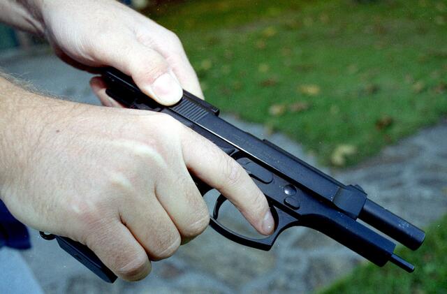 Angeblich wurde ein 62-Jähriger mit vorgehaltener Pistole (Symbolbild) zum Öffnen eines Safe gezwungen. | Foto: Santrucek