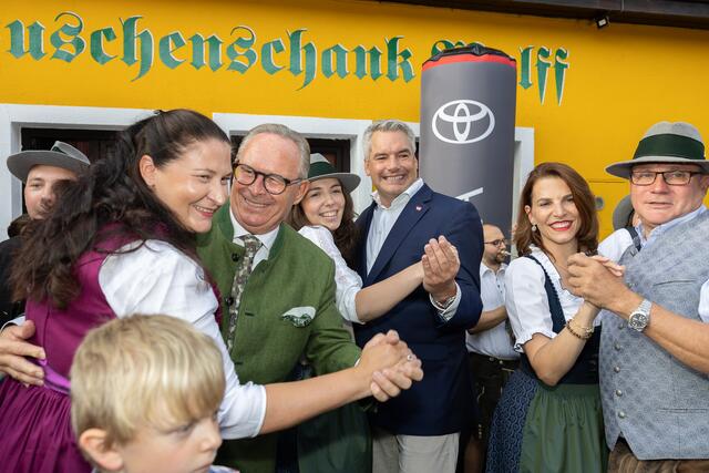 Gefeiert wird beim Neustifter Kirtag auch einmal über die Parteigrenzen hinweg. | Foto: René Brunhölzl/MeinBezirk