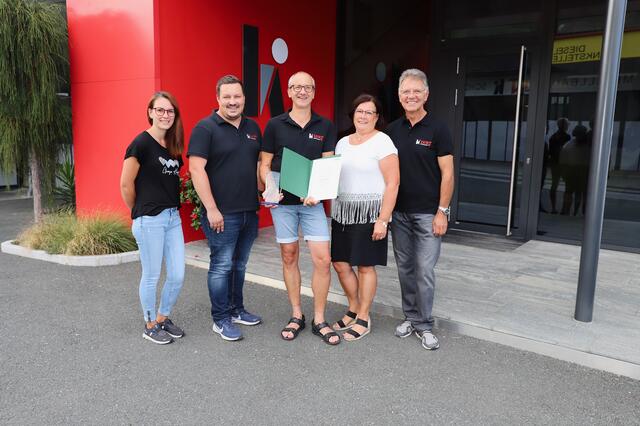 Georg, Stefanie, Karin und Johann Hirt dankten Franz Pichler für die langjährige Treue zum Unternehmen. | Foto: Alfred Mayer
