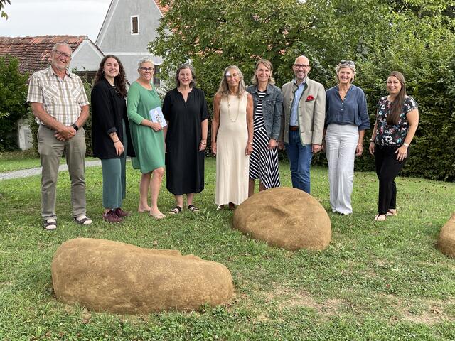 Im Vorfeld der offiziellen Projektpräsentation stellte Künstlerin Marina Stiegler ihre Arbeit (4.v.l.) gemeinsam mit dem Team des Tempelmuseums Frauenberg und Kooperationspartnern vor (v.l.): Paul Valentan (Leopold Valentan Stiftung), Johanna Weihrich (Steirische Gesellschaft für Kulturpolitik), Sandra Kocuvan (stellvertretende Präsidentin der Steirischen Gesellschaft für Kulturpolitik), Marina Stiegler (Künstlerin), Elisabeth Fiedler (Leiterin des Instituts für Kunst im öffentlichen Raum Steiermark), Jasmin Haselsteiner-Scharner (Projektleitung Institut für Kunst im öffentlichen Raum Steiermark), Michael Schumacher (Bürgermeister Leibnitz), Astrid Holler (Stadtentwicklung Leibnitz), Ursula Pintz (Leiterin Tempelmuseum Frauenberg, Stadtentwicklung Leibnitz). | Foto: Waltraud Fischer