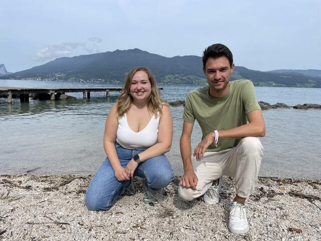 Eva Reiter, SJ-Vorsitzende OÖ aus Attnang-Puchheim, und Paul Stich, SJ-Vorsitzender Österreich am öffentlich zugänglichen SJ-Badeplatz in Weißenbach am Attersee.  | Foto: Silvia Viessmann