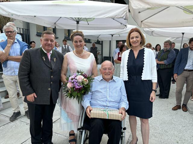 Ölspur-Gründer Gernot Becwar mit Ehefrau Ulrike, Landesrat Werner Amon (l.) und Landesrätin Simone Schmiedtbauer (r.). | Foto: Löschnig