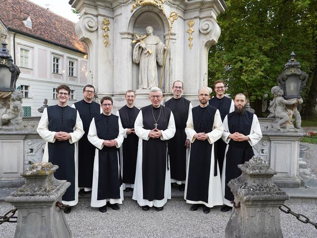 1.Reihe: Frater Samuel, Frater Abraham Maria, Abt Maximilian Heim, Frater Joachim, Frater Victorinus
2.Reihe: Frater Anselm, Pater Aloysius, Pater Tarcisius, Frater Johannes Maria | Foto: Elisabeth Fürst