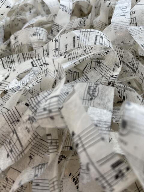 Lore Demel
„Noten abziehen"
Klebestreifen/Notenbuch, 2024
€ 450,-

Detail  | Foto: Josef Goldhofer