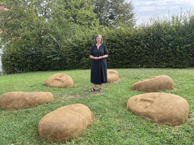Künstlerin Marina Stiegler sieht in ihrer Arbeit eine vergängliche Kunstaktion zum ewigen Kreislauf des Werdens und Vergehens. | Foto: Waltraud Fischer