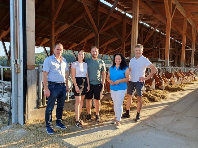 Am Milchviehbetrieb der Familie Scheuchenstuhl: Josef Moosbrugger, Michaela und Josef Scheuchenstuhl, Johanna Haider und Peter Preuer (v. l.).  | Foto: OÖ Bauernbund
