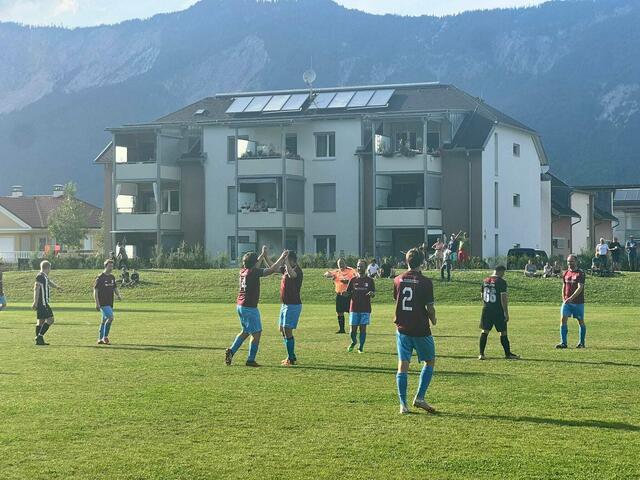 Schiri Klaus Riss (Oranges Trikot)  darf wieder ein Torschützen in seiner Kartei vermerken | Foto: FC Riegersdorf/KK