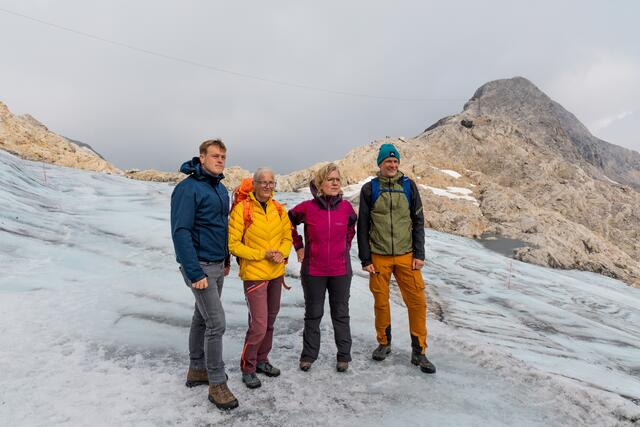 Umwelt- und Klima-Landesrat Stefan Kaineder, Glaziologin Andrea Fischer, Klimaschutzministerin Leonore Gewessler und Klaus Reingruber, Leiter des Oö. Gletschermessprogramms, beim Lokalaugenschein am Dachstein. | Foto: BMK/Paul Benteler
