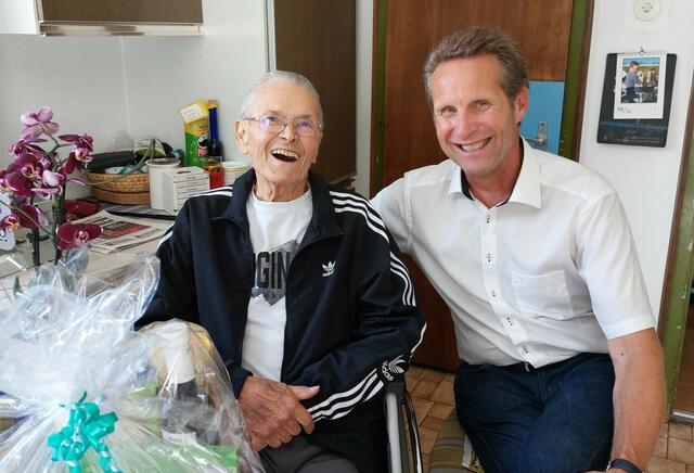 Zu diesem besonderen Anlass überbrachte Bürgermeister Dietmar Schöpf die besten Glückwünsche der Gemeinde. | Foto: Gemeinde Hatting