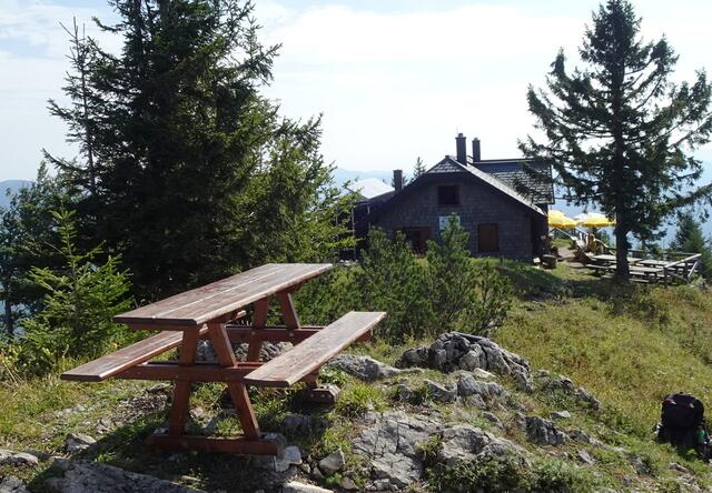 Die Hütte befindet sich gleich neben dem Gipfel.