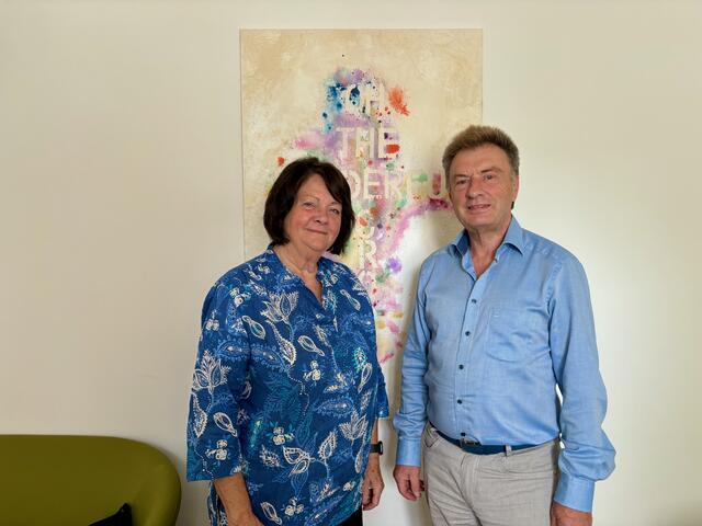 Elisabeth Elsigan organisiert den Familiengottesdienst mit demenzfreundlichem Schwerpunkt seit 2019. Leo Prohazka ist immer wieder als Unterstützer dabei.  | Foto: Kriechbaum/MeinBezirk