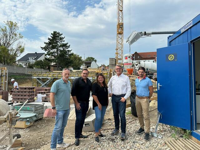 Bürgermeister Richard Frank, Vize-Bgm. Eveline Schuller-Frank, OSG-Obmann Alfred Kollar, OSG-Bauleiter Manfred Haring und Bauleiter Manfred Unger von der Baufirma Porr bei der Baustellenbesichtigung.  | Foto: OSG