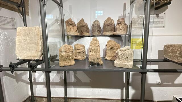 Am Frauenberg in Leibnitz wurden 17 historische Votivstatuetten in Form von Muttergöttinnen gefunden. Im Zuge der Christianisierung wurden die Votivgaben ihrer Antlitze beraubt, ihre Köpfe wurden teilweise abgeschlagen. | Foto: Waltraud Fischer