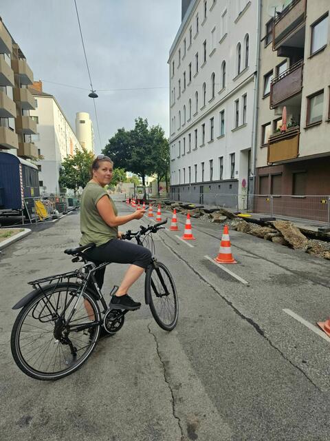 Bezirksvorsteherin Christine Dubravac-Widholm (SPÖ) freut sich über die erste Fahrradstraße in der Brigittenau. | Foto: BV 20
