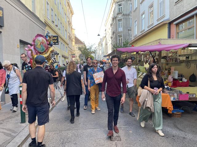Live-Musik und reichlich Schmankerl locken zahlreiche Besucher auf die Straße.  | Foto: Patricia Hillinger/MeinBezirk