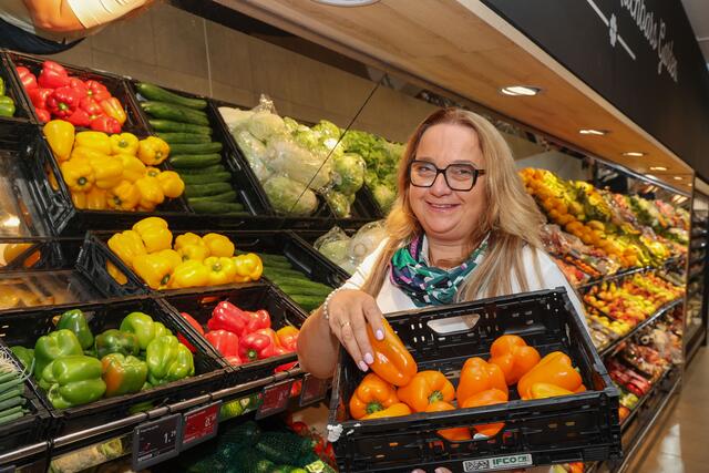 Als einzige Nahversorgerin in Anthering ist es Katharina Prachthäuser auch ein Bedürfnis, lokalen
Lieferantinnen und Lieferanten unter die Arme zu greifen. | Foto: REWE Großhandel GmbH/Neumayr