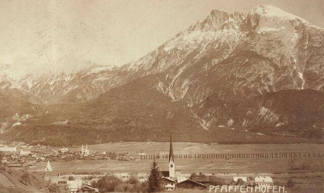 Die Allee gibt es seit dem 19. Jahrhundert, hier eine Postkarte mit Blick von Pfaffenhofen nach Telfs mit der langen Baumreihe. | Foto: Chronikarchiv Telfs