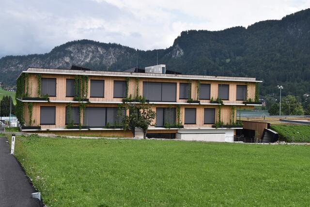 Fast bereit fürs neue Schuljahr: Das neue Bildungszentrum in Thiersee steht kurz vor der Eröffnung.  | Foto: Barbara Fluckinger