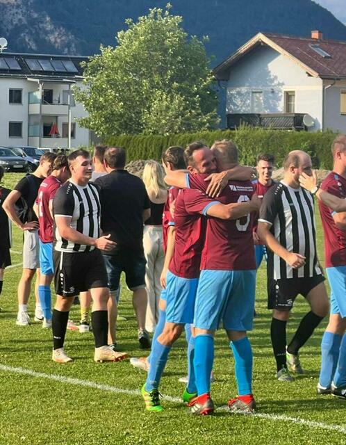Immer Groß ist die Freude über einen matchsieg beim Karawankencup.  | Foto: FC Riegersdorf/KK