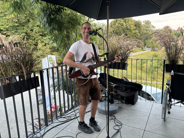 Musikalisch begleitete den Abend "AloneUnderHolder" Gernot Fraiss – die Jukebox auf Beinen. | Foto: Löschnig