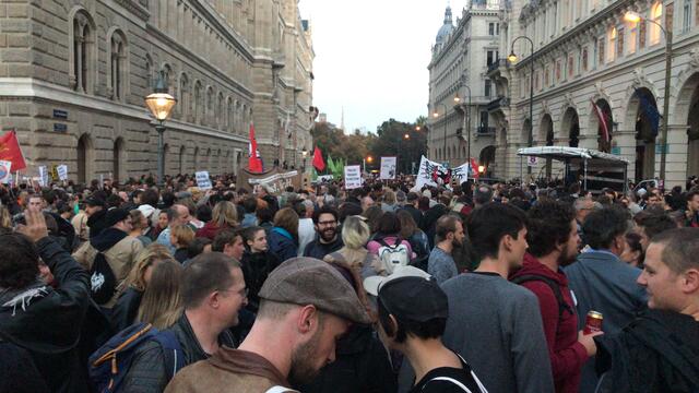 Für Geschäfte heißen Demos manchmal, dass ihr Eingang versperrt ist. | Foto: Sophie Alena