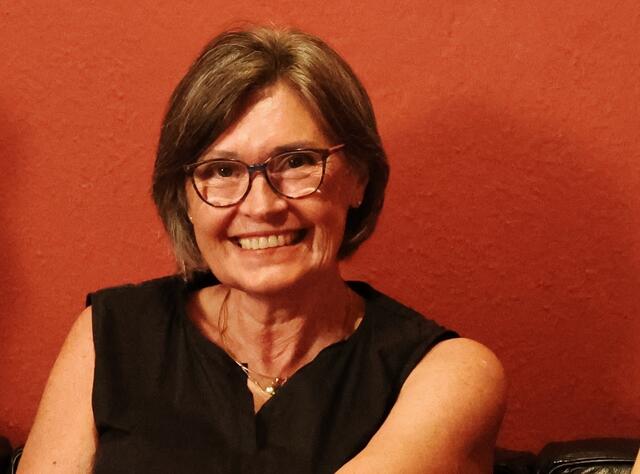 Barbara Bachler ist Autorin, Unternehmensberaterin und pflegende Tochter in einem. | Foto: Maria Tiefenbacher-Schöndorfer, 2024