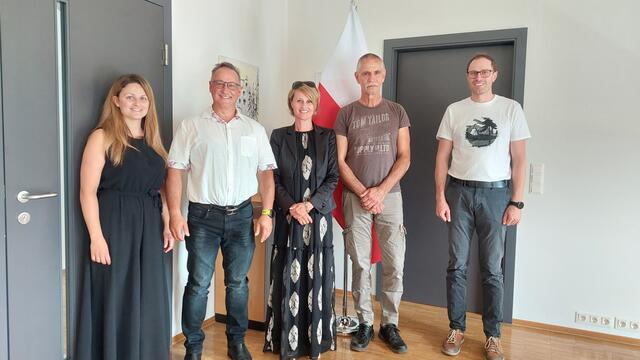 v.l.: Katharina Specht (Gemeindeaufsicht BH Reutte), Harald Schwarzenbrunner (Bgm. Weißenbach), BH Katharina Rumpf, Vizebgm. Johann Peter Forcher und Christoph Fringer (Gemeindeaufsicht BH Reutte). | Foto: Land Tirol