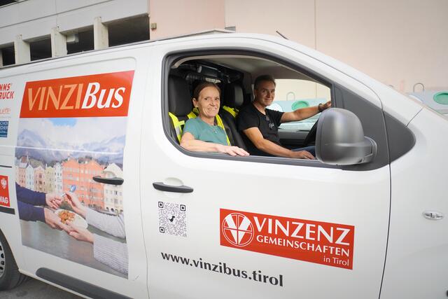 Immer zwei ehrenamtliche Mitarbeiter bestreiten eine Fahrt mit dem Vinzibus.  | Foto: Alicia Martin Gomez