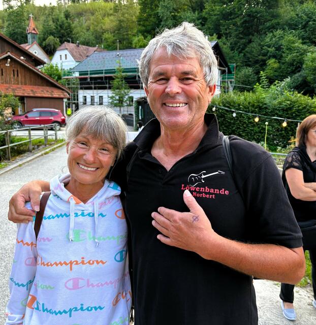 Am wildrauschenden Kösslbach in Kneiding bei Schardenberg holt sich das „sportliche Duo“ Isolde und Norbert König viele Impulse für „Yoga im Park“. | Foto: Gruber